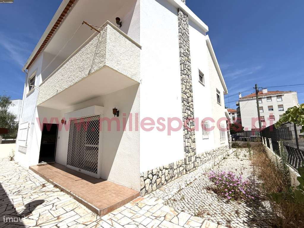 Moradia V6 com Garagem Centro da Cidade-46