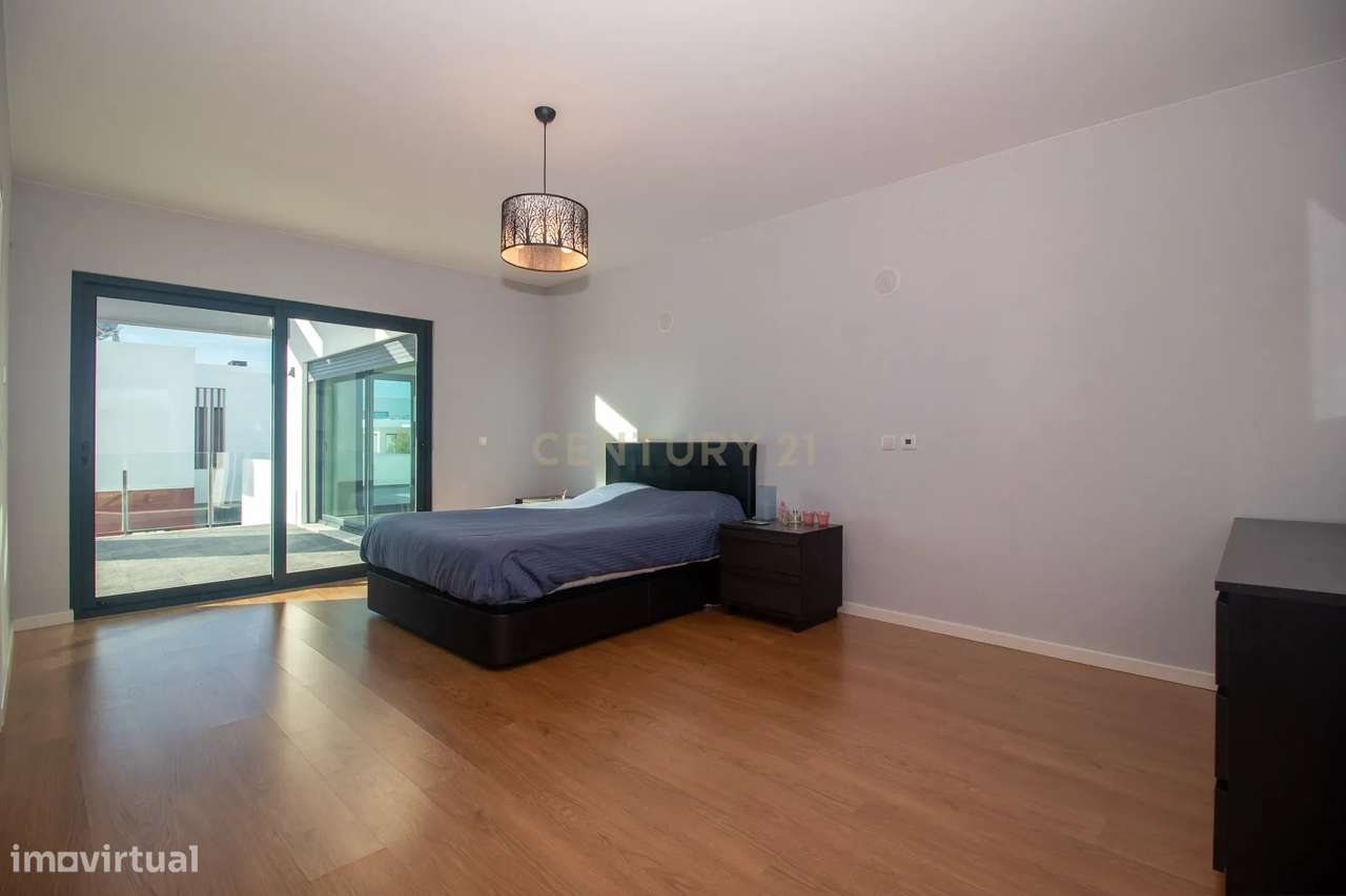 Viva o Luxo à Beira-Mar: Moradia Espetacular T5 com Piscina na Deslumb-43