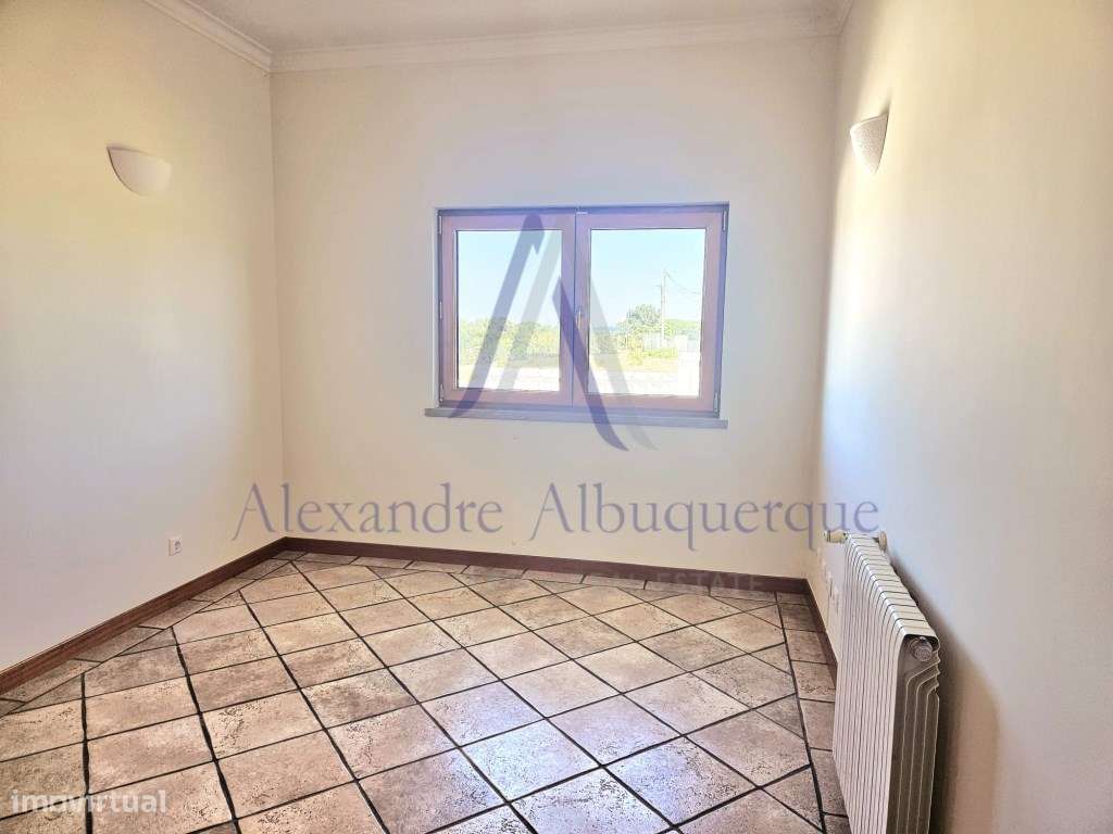 Moradia Isolada com Piscina T3+2-18