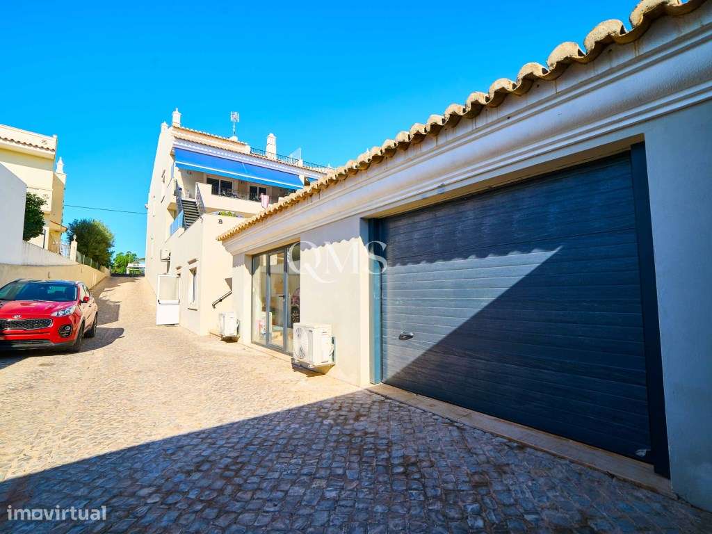 Duplex contemporâneo de três níveis em Santa Bárbara de Nexe, Algarve-38