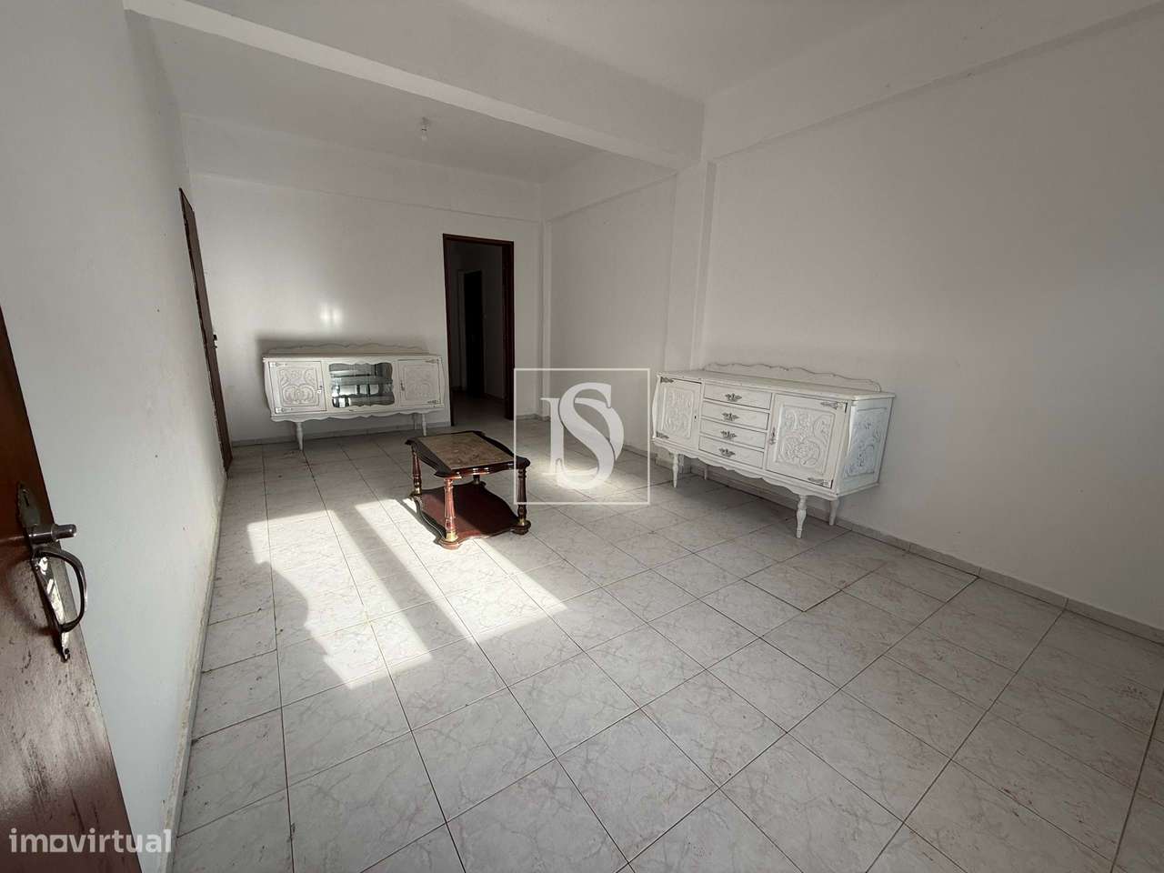 Moradia T5 de 2 Pisos com Logradouro, Garagem e 10 Boxes para Cavalos - Grande imagem: 3/47