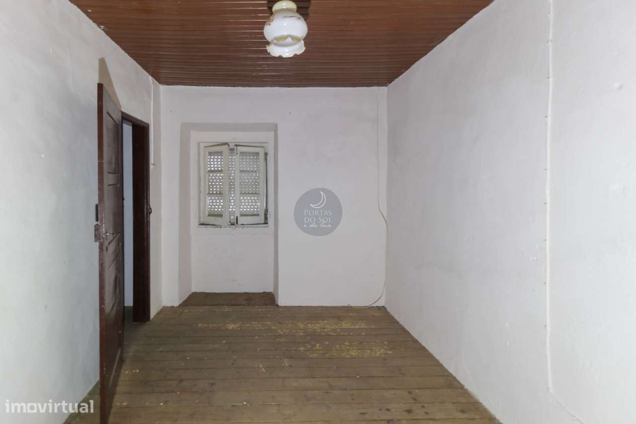 Moradia c/ Habitação, Comércio e Terraço na Aldeia-5