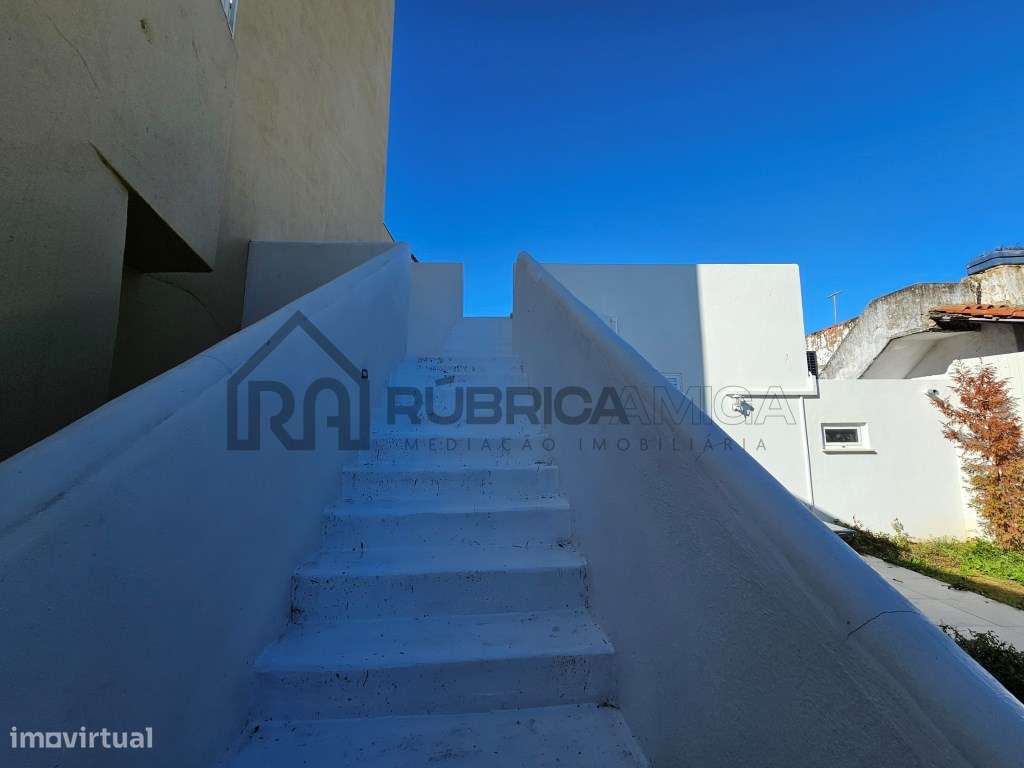 Moradia V2 em Loulé renovada com terraço e logradouro-30