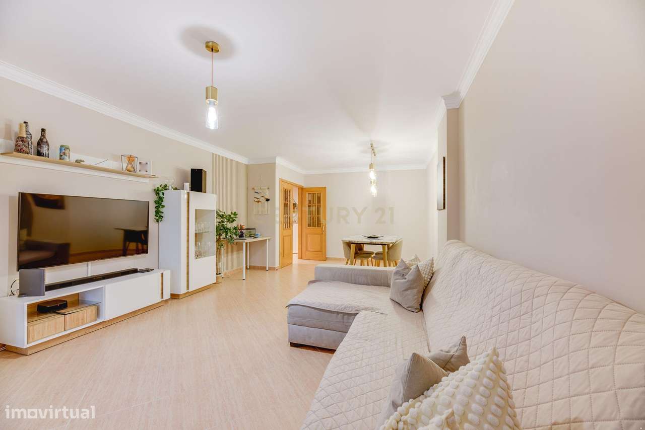 Fantástico T3 semi-remodelado, com áreas generosas e ótima luminosidad - Grande imagem: 4/37