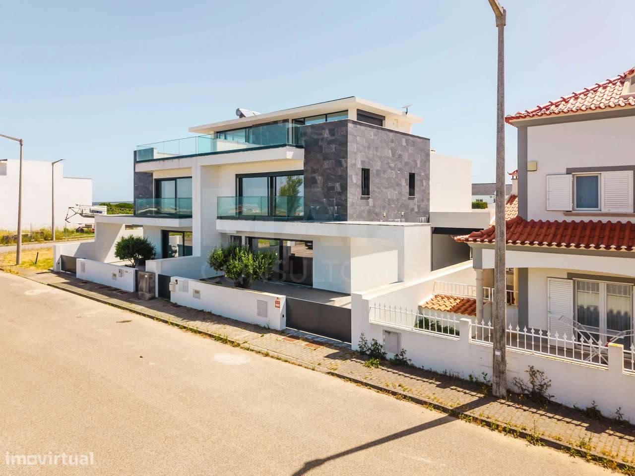Moradia T3+2 Moderna com Vista Mar e Terraço Panorâmico-5