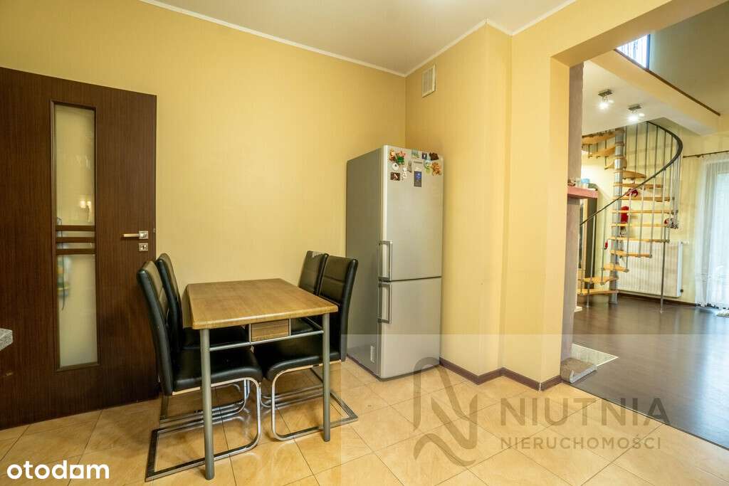 Wolnostojący dom z podwójnym garażem!-6