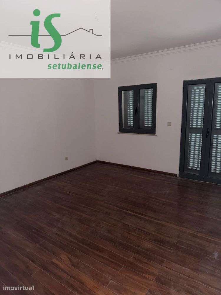 MORADIA T6 À VENDA EM  ALMADA COM GARAGEM-9