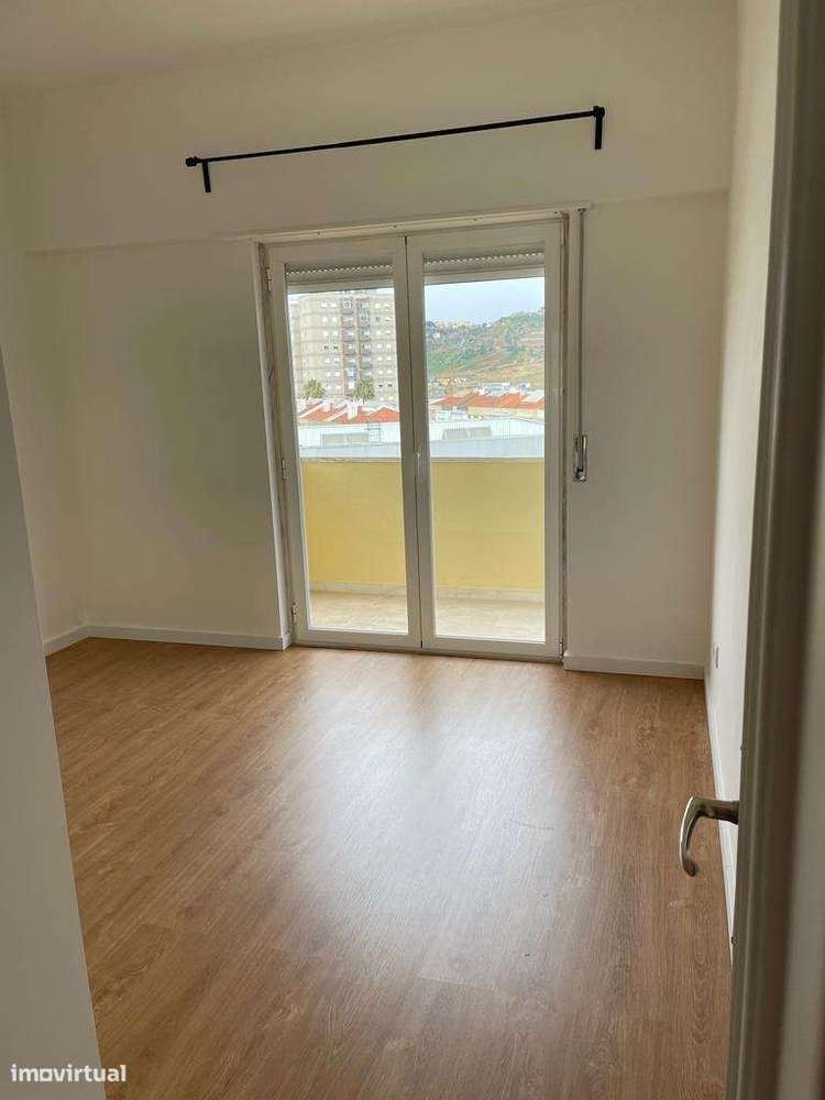 2 quartos num apartamento T3 com varanda, ar condicionado e elevador - Grande imagem: 4/14