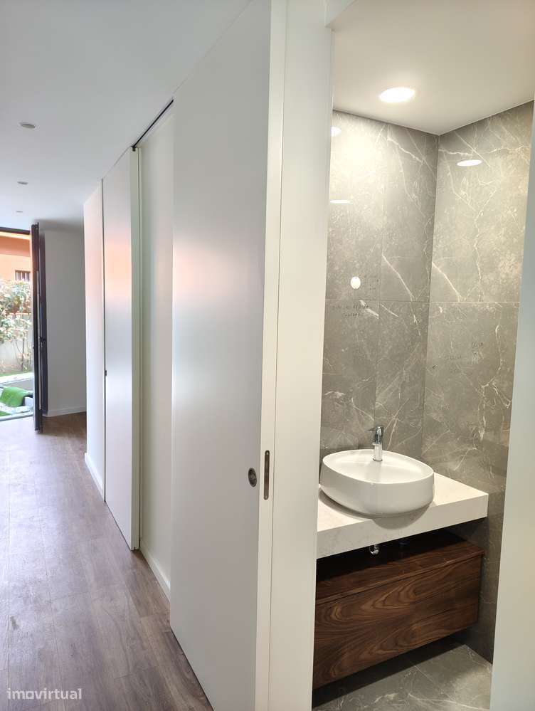 Moradia T4 com piscina, garagem e jardim em Canidelo-10