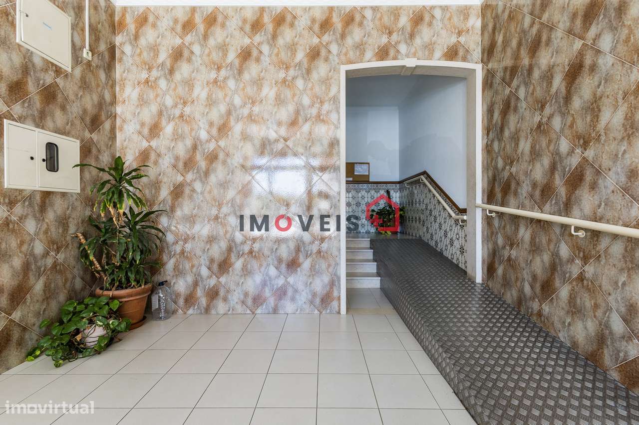 Apartamento T4 central com elevador - Grande imagem: 2/22