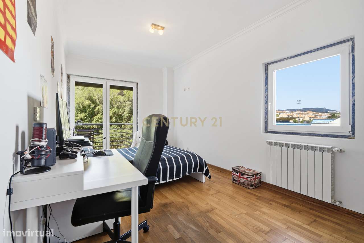 Elegante Apartamento T3 no Estoril com Box Fechada para 3 carros a pou-21