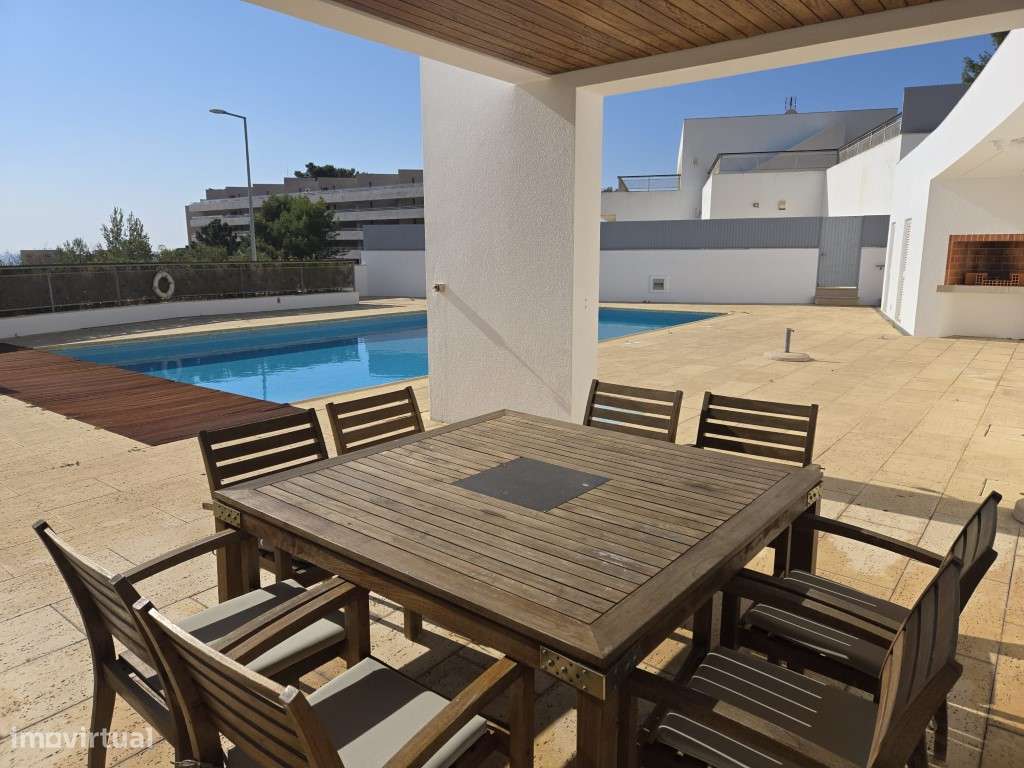 Moradia T5 com Terraço e Piscina-12