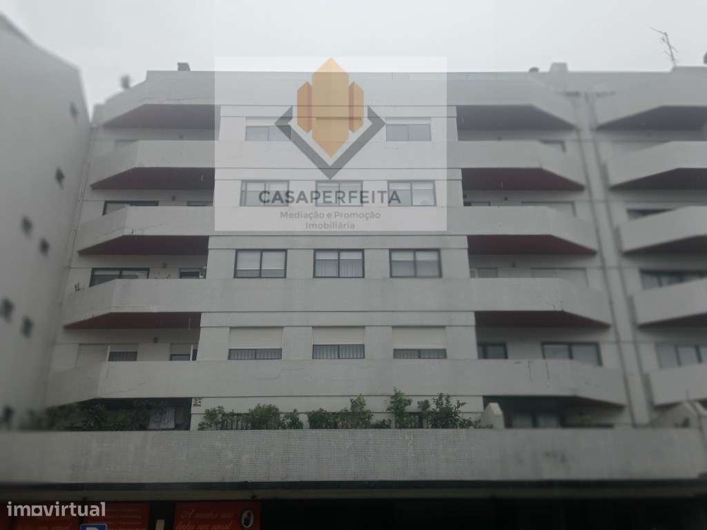 Apartamento T3 com Varanda e Garagem para 2 carros - Rua da Alegria... - Grande imagem: 2/24