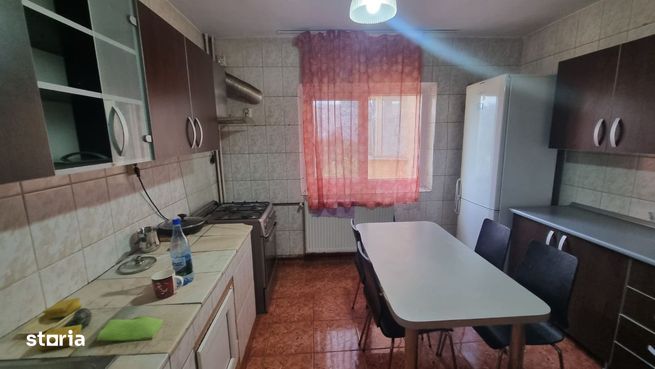 Apartament spatios de 3 camamere etajul 4\8 decomandat cu hol (h)