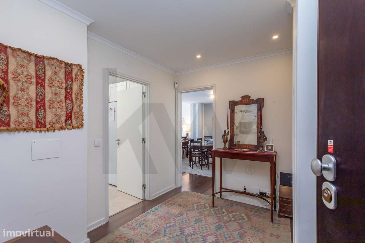 T4 Remodelado com 188 m2 | 2 Suítes | Varanda | Av. Estados Unidos d - Grande imagem: 4/54