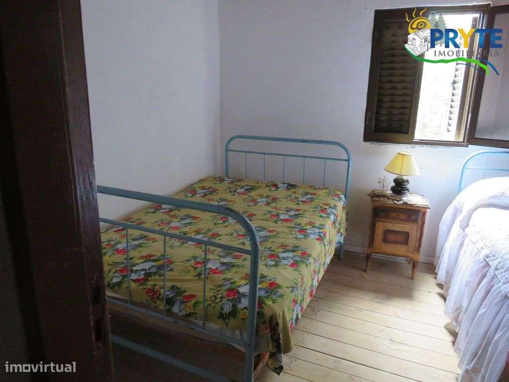 Pequena quinta a confinar com a Ribeira situada perto de Oleiros-16