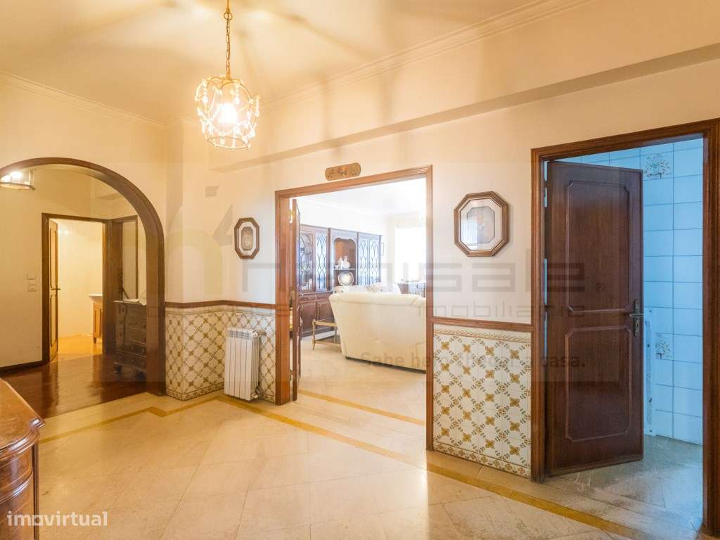 T4 com parqueamento e arrecadação a 2 min. do metro do Lumiar-5