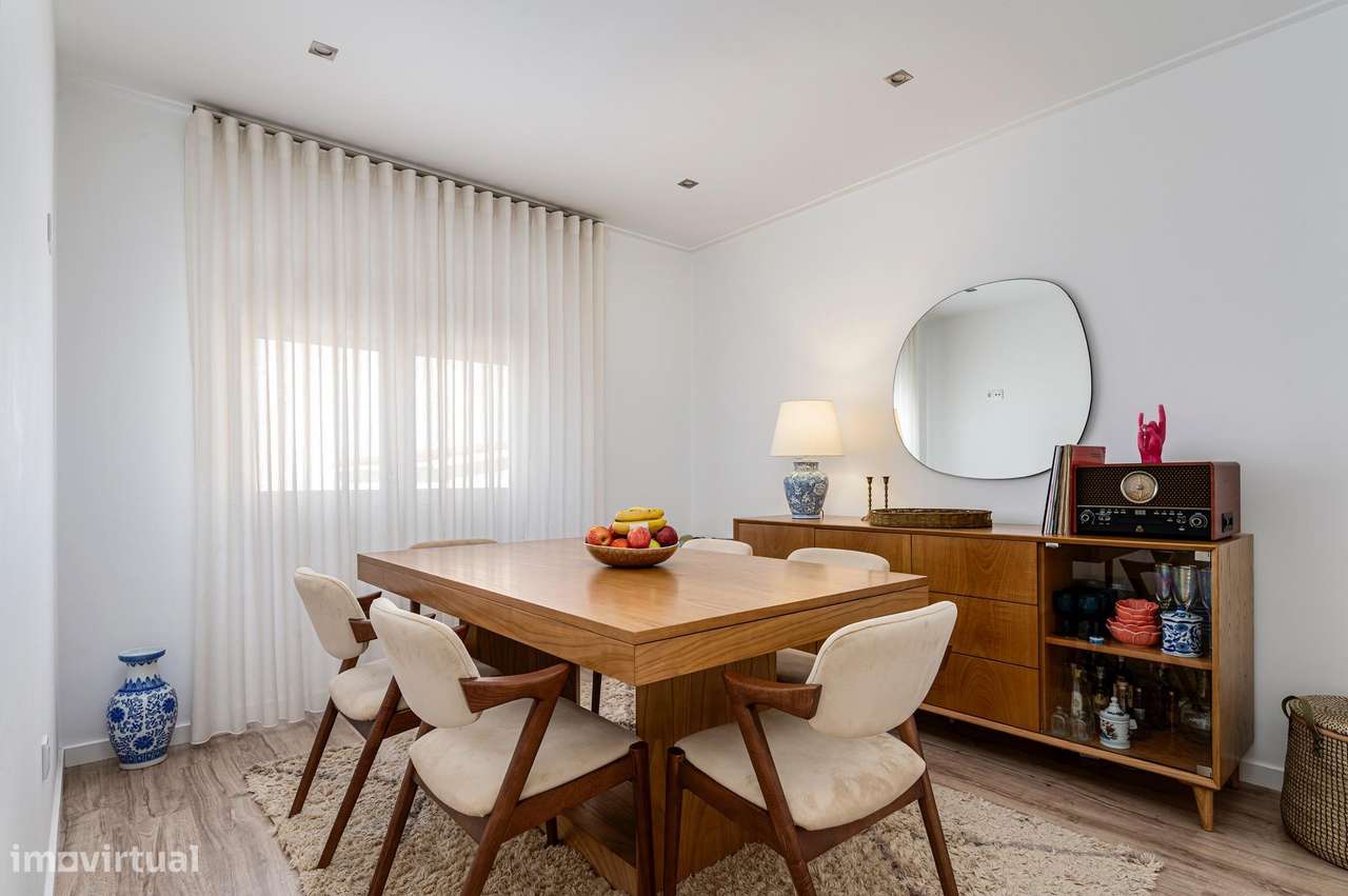 T2+1 Dúplex Remodelado com 4 Varandas e Vista Cristo Rei – Almada-8