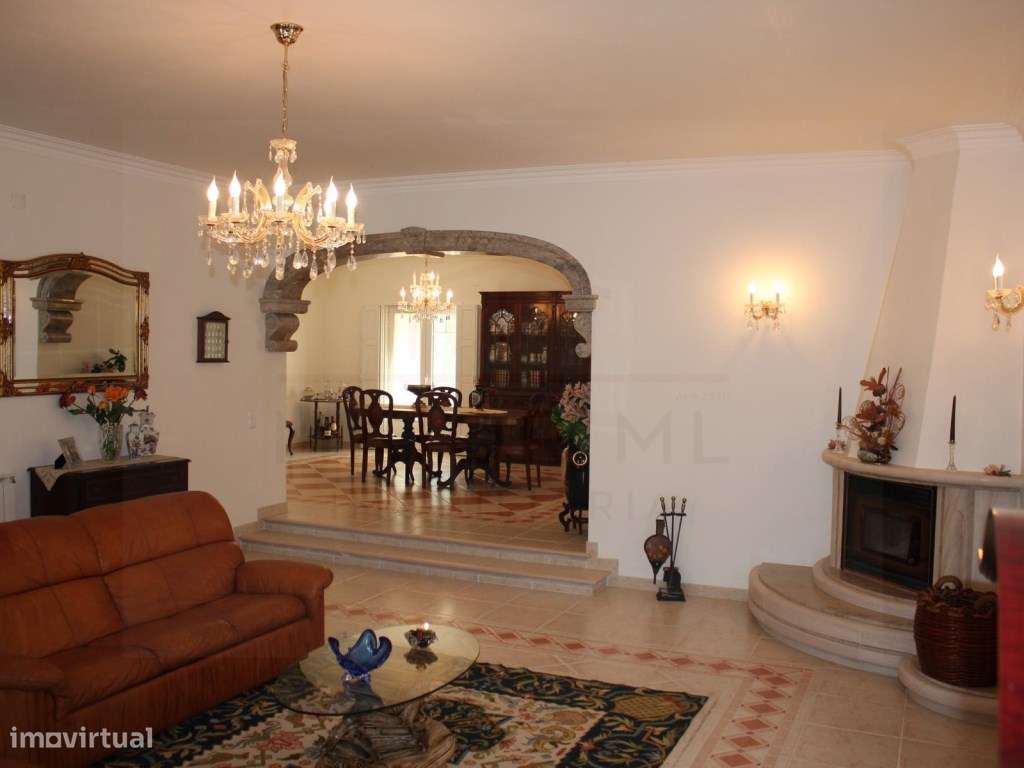 Luxuosa moradia T5 + 1 em Rio Maior-8