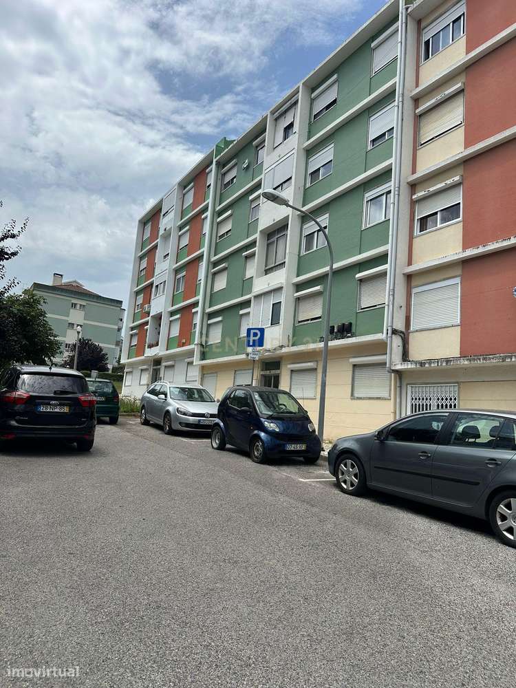 Apartamento T2 em Lisboa: Localização Privilegiada e Luz Natural - Grande imagem: 1/18