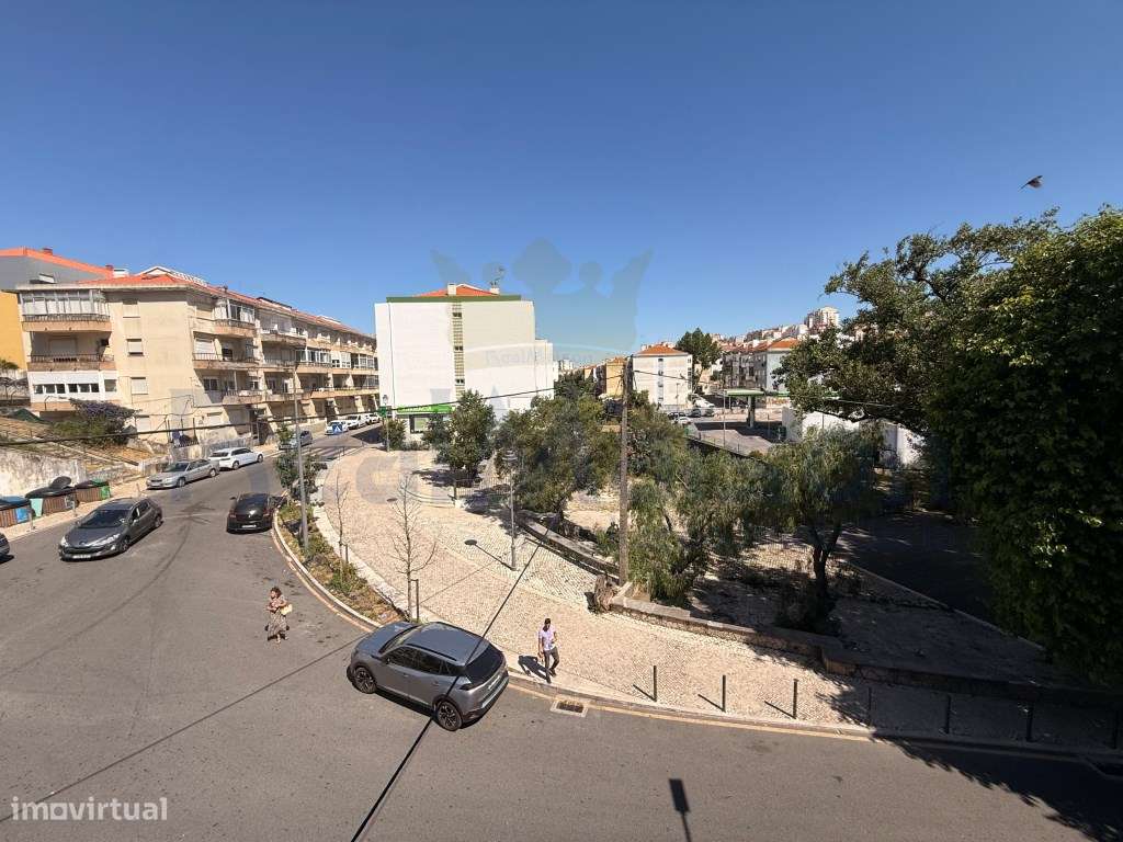 Vende-se T4 em Mem Martins - 500m da Estação-17