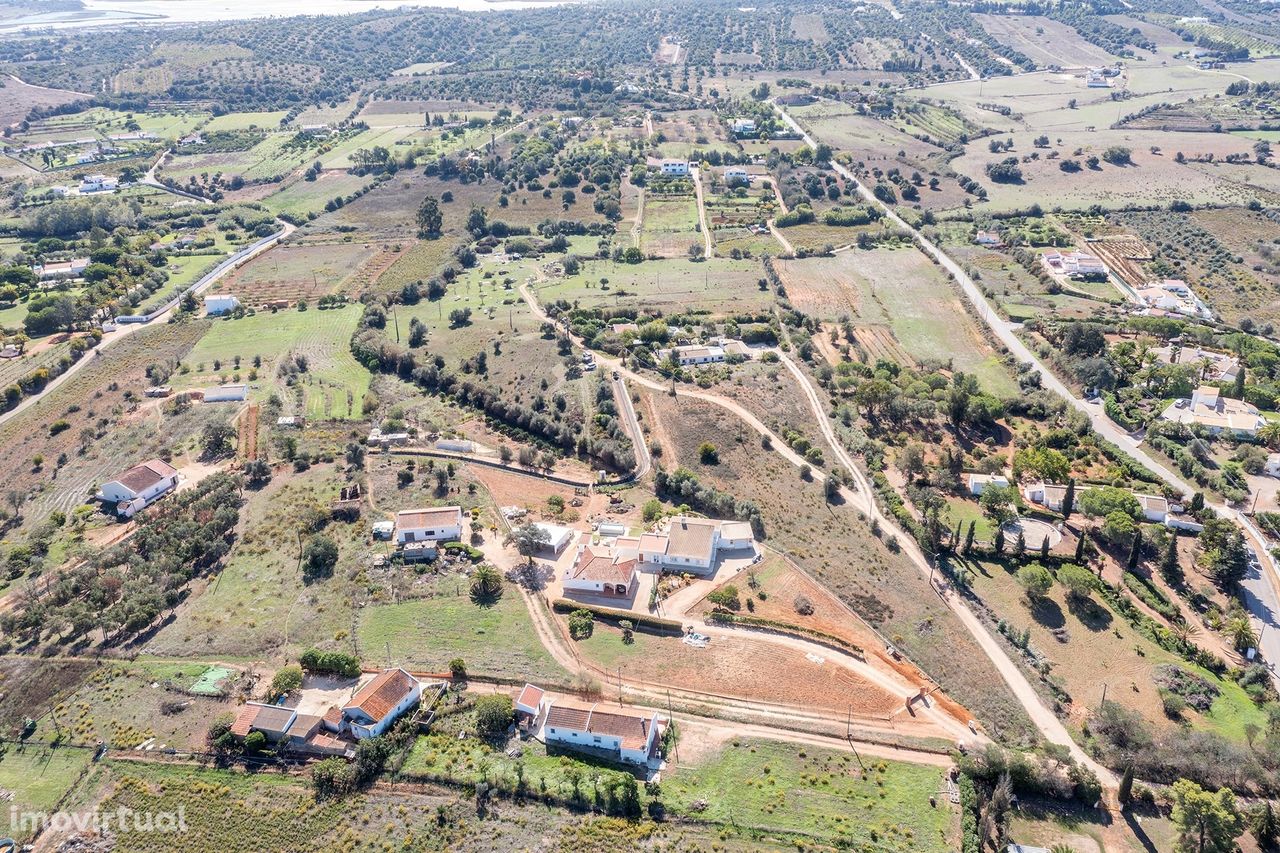 TERRENO RÚSTICO COM RUINAS, VIABILIDADE DE AGRICULTURA E HABITAÇÂO