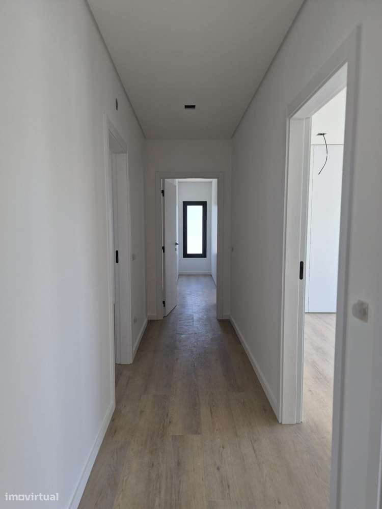 Moradia T3, térrea, geminada com garagem e jardim. Fração "A"-10