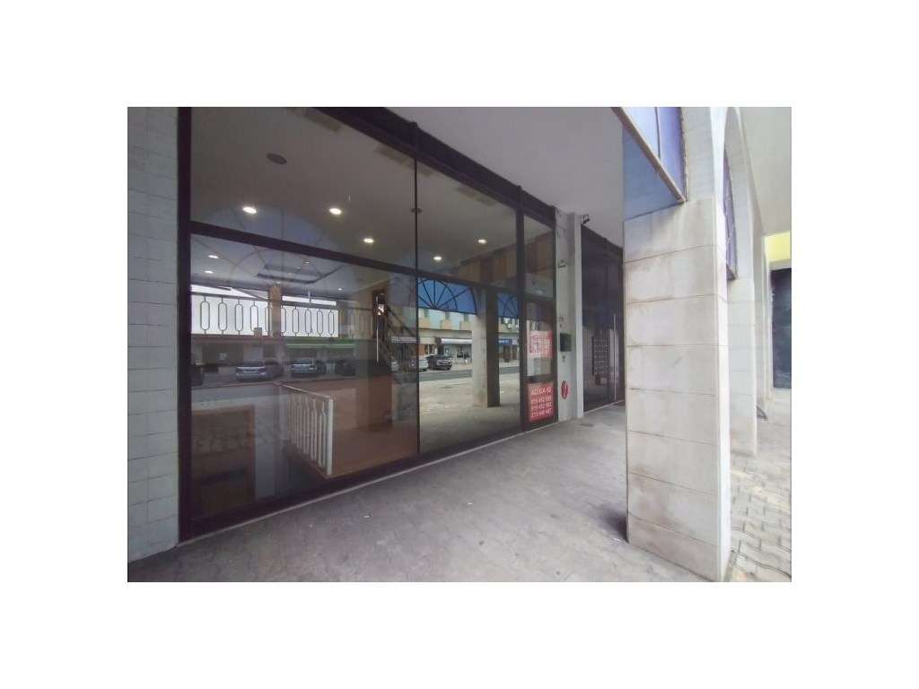 Loja muito espaçosa e com localização muito central - Grande imagem: 2/37