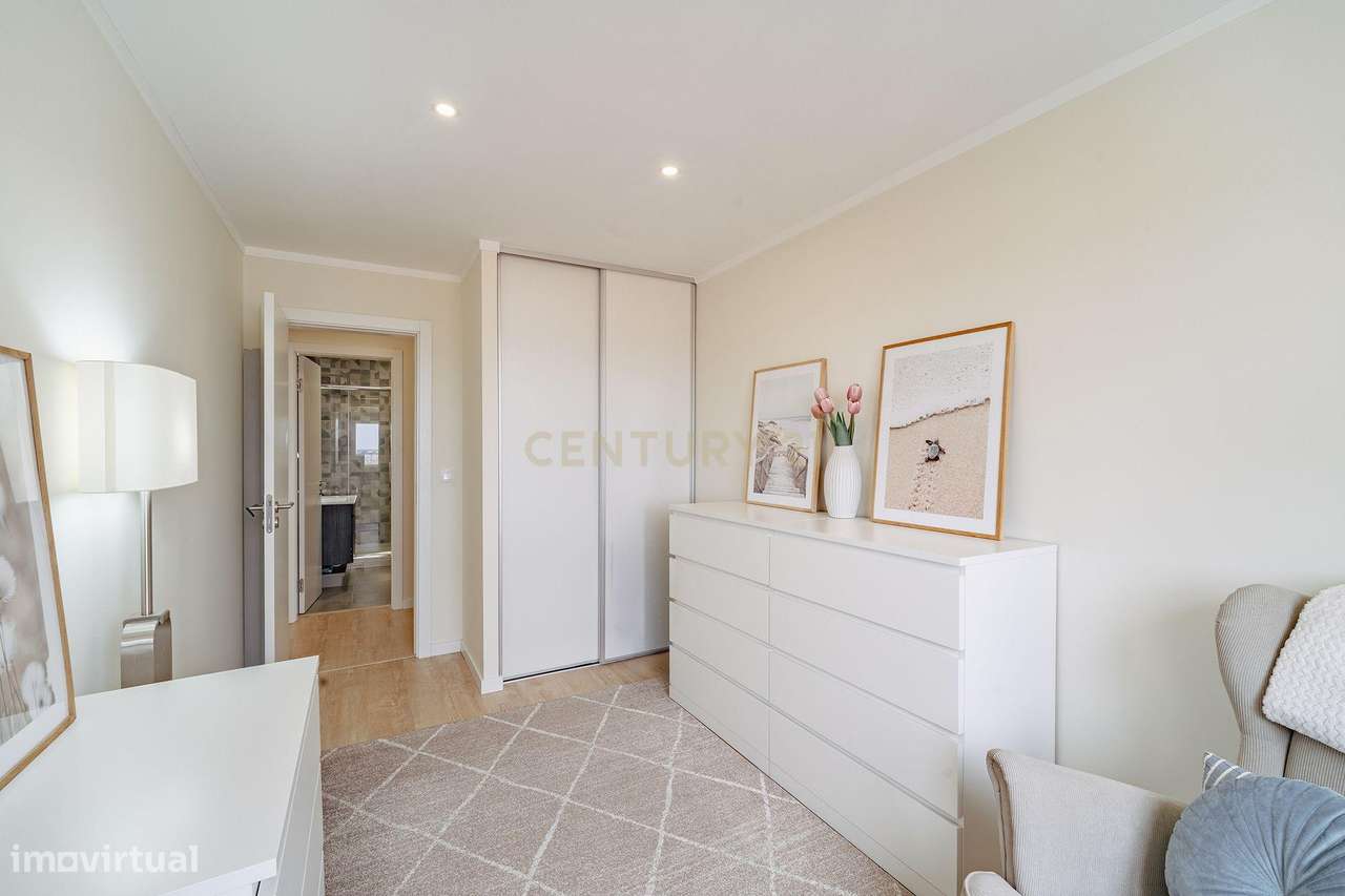 Apartamento T2 Remodelado na Torre da Marinha-17