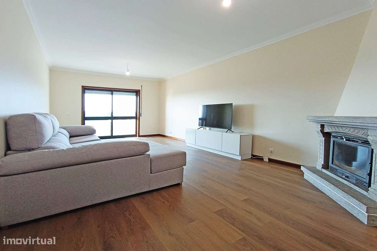 Apartamento T3 Renovado c/áreas generosas Paços de Brandão-10