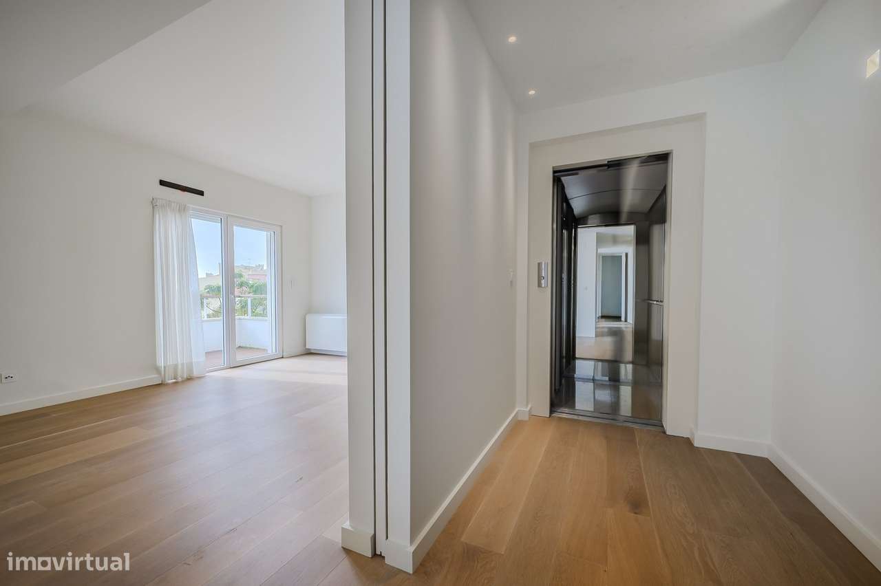 Moradia T4 com Piscina e Terraços Panorâmicos, Parede-26