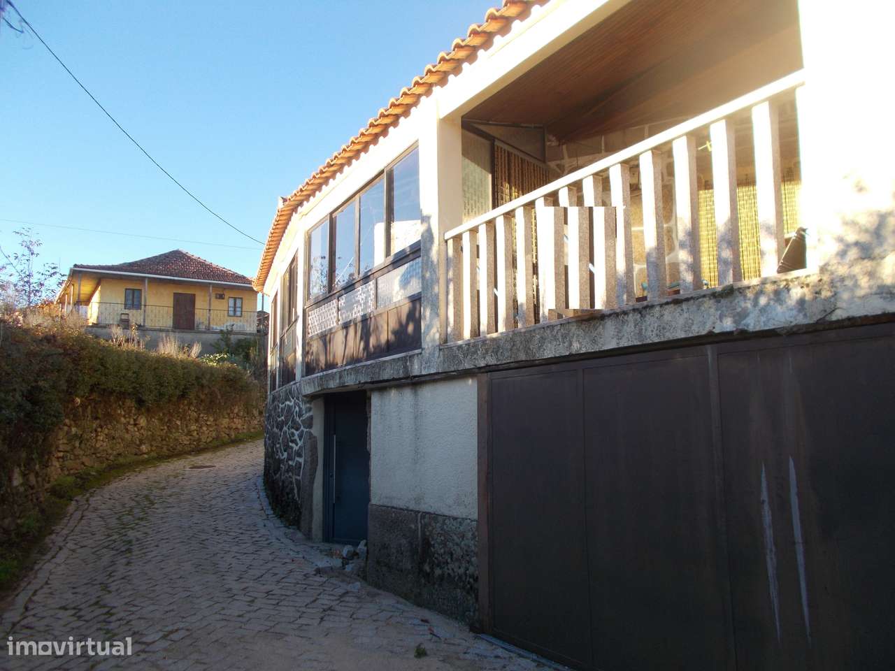 Casa e Garagem Oportunidade 15 minutos de Chaves-0