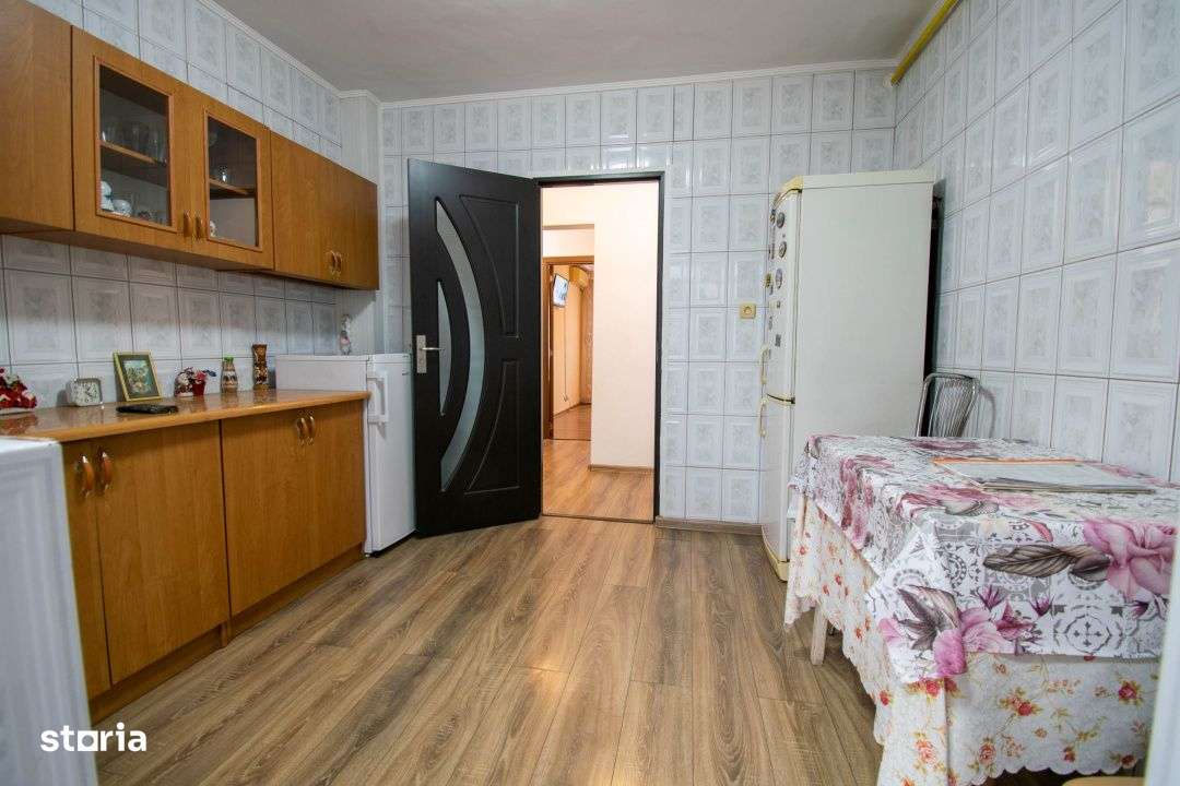 Stefanestii de Jos, 3 camere 70 mp,2 bai,centrala proprie,etaj 1/2,Com-12
