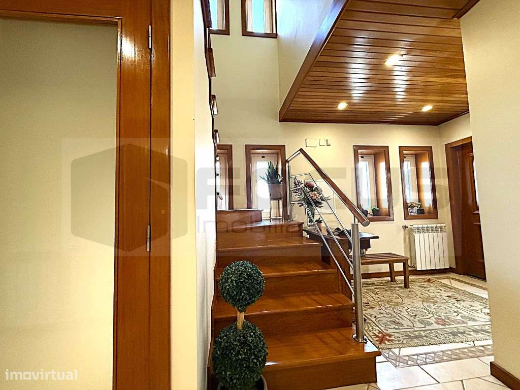 Espaçosa moradia T4 para venda em Esgueira-14