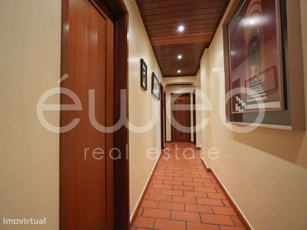 Apartamento T3 com varanda, Luísa Todi-25