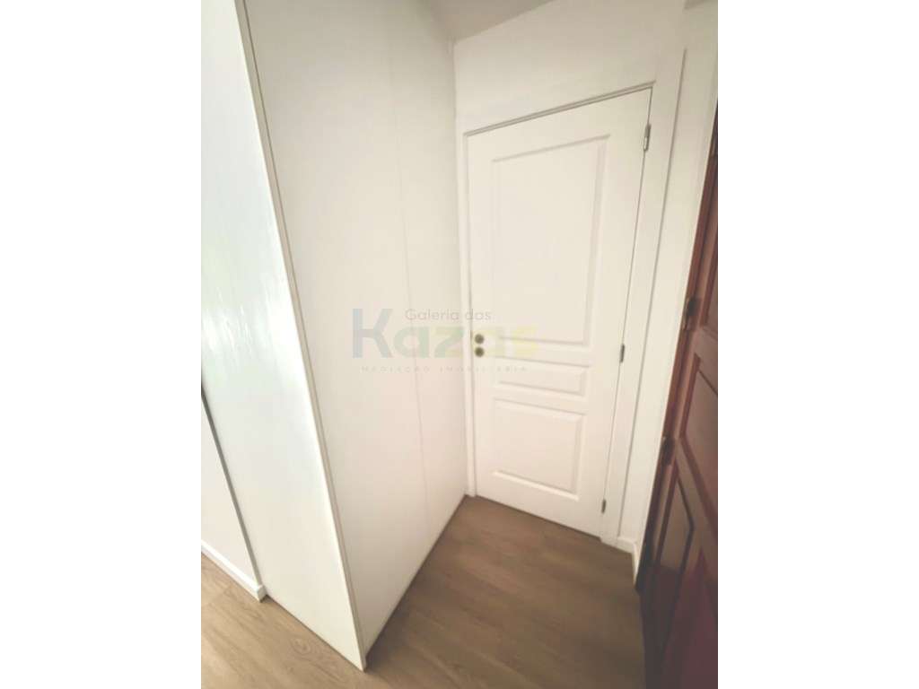 Escritório adaptado para T0 - Garagem - Av. Marquês de Pombal - Leiria-11