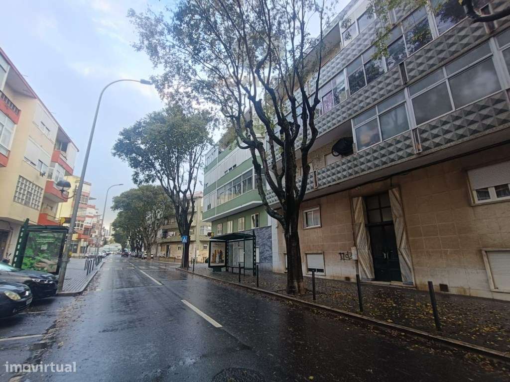 Apartamento T4 Totalmente Remodelado na Damaia-34