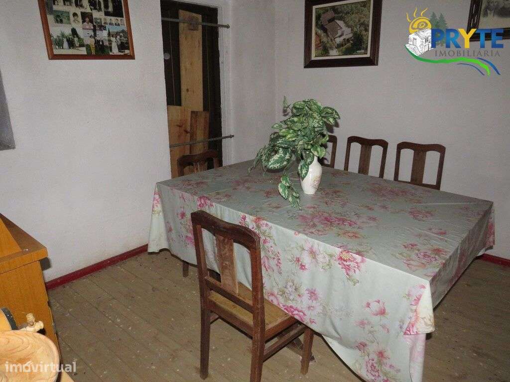 Pequena quinta a confinar com a Ribeira situada perto de Oleiros-12