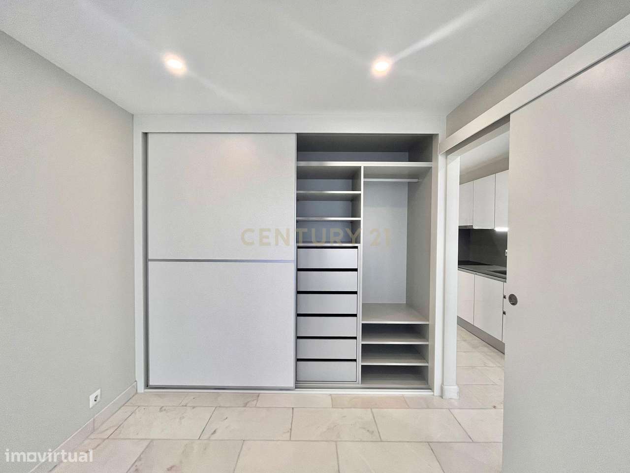 Apartamento T0 transformado em T1, remodelado, Costa da Caparica-13