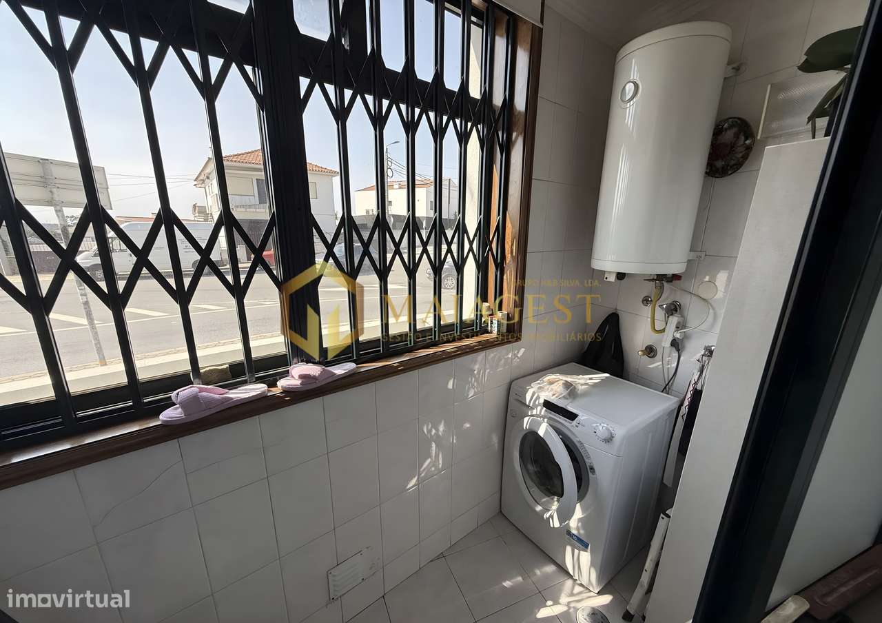 Apartamento T2 Renovado na Madalena com Garagem e Arrumos-12