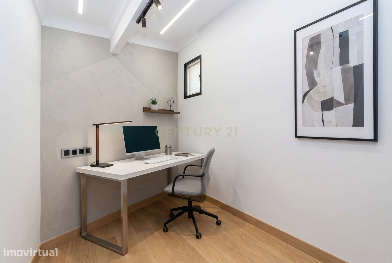 Apartamento com Potencial de Valorização em Almada-5