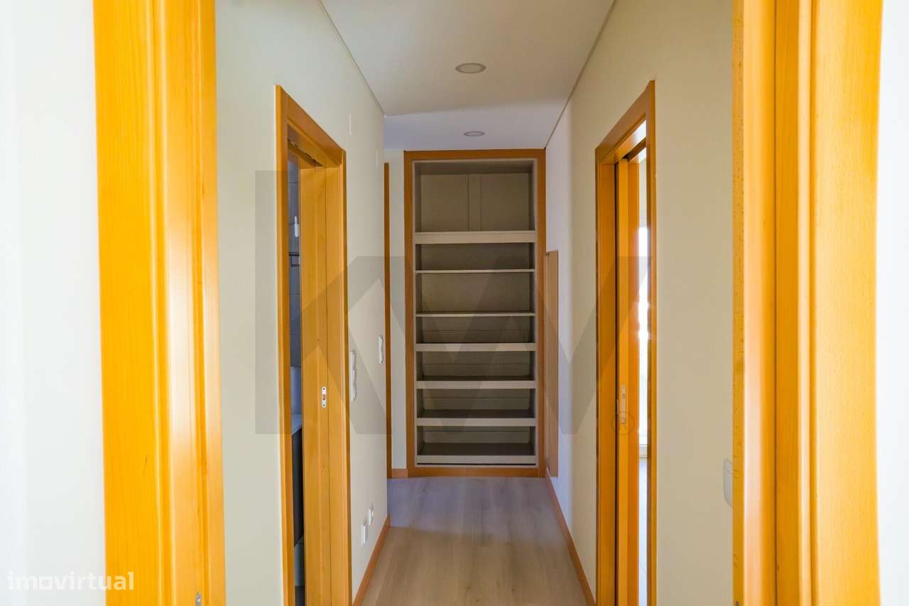 T3 Isolada em Famões: A Estreia Perfeita para a sua Família-34