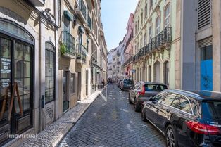 Prédio localizado próximo à Avenida da Liberdade, para obras totais!