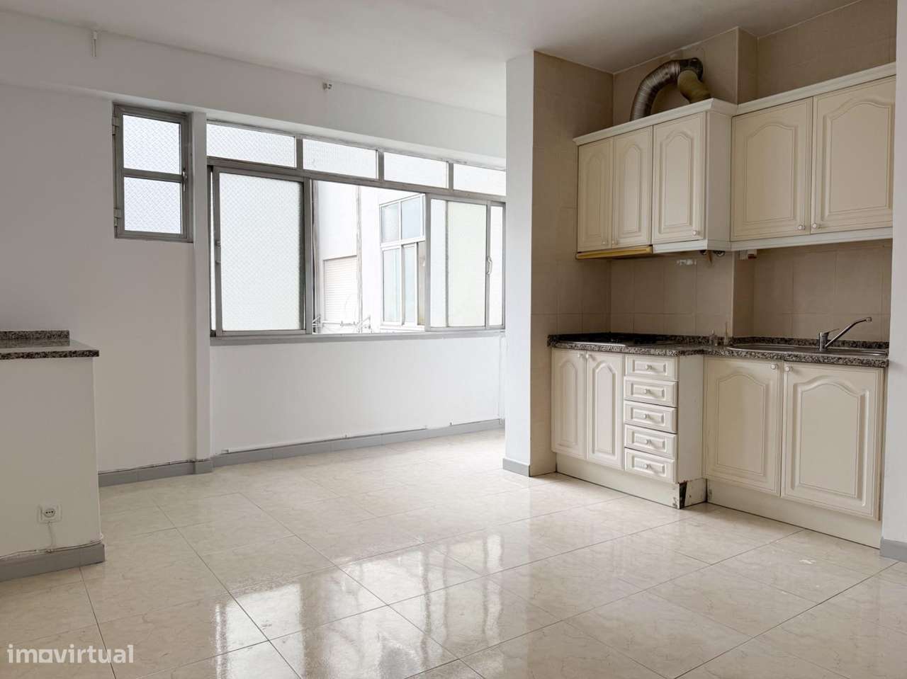 Apartamento T1 com Elevador e Metro a 300m – Reboleira, Amadora-8