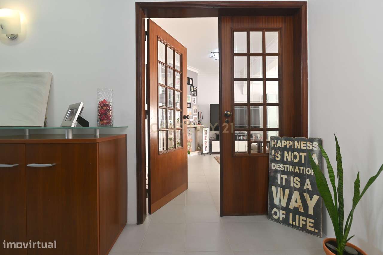 Apartamento T3 semi-remodelado, luminoso e pronto a habitar, na Rincho-4