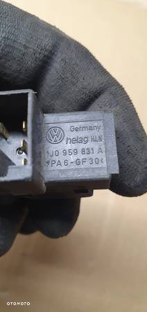 Przełącznik otwierania klapy bagażnika VW Passat B5 1J0959831A - 4