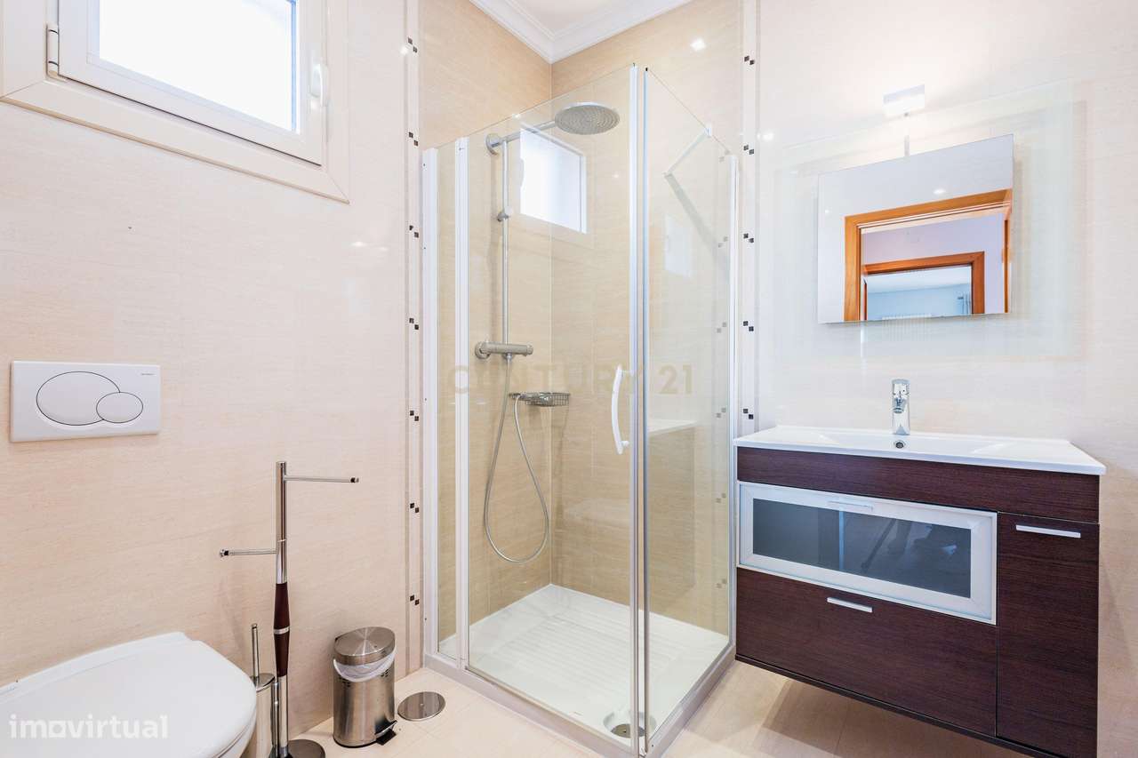 Moradia Exclusiva com Piscina, Jardim e Áreas Amplas-23