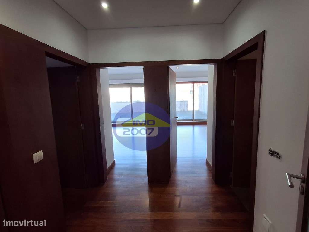 Excelente T3 com dois terraços, a Nascente e a Poente-11