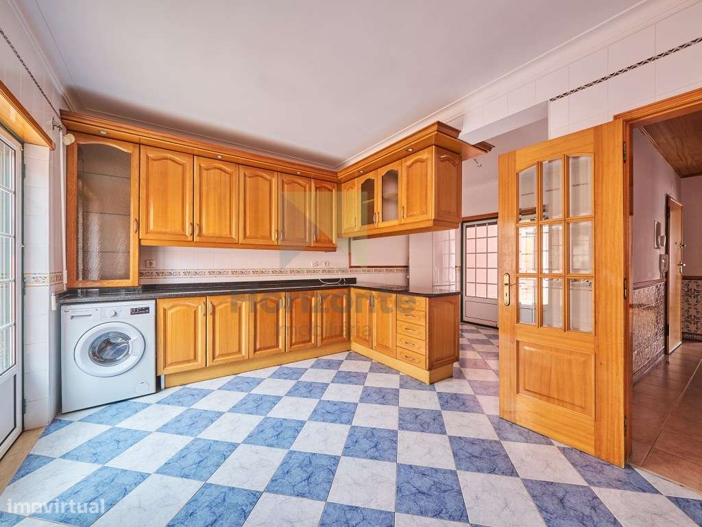 Moradia T4 com Excelente Localização-6