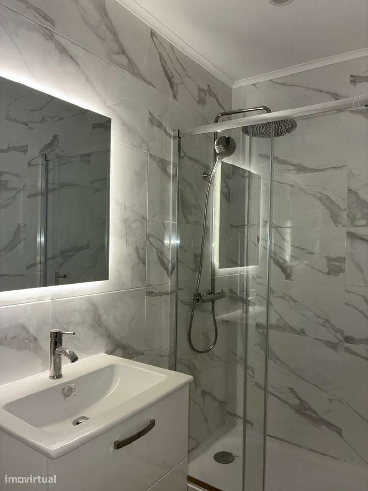 Apartamento Renovado com Vista Rio em Barreiro-8